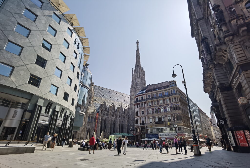 Links das Haas Haus, in der Mitte der Stephansdom am Stephansplatz in Wien